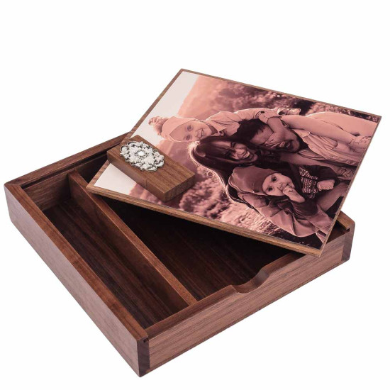 Подарунок "Щасливі миттєвості життя" (USB-флеш-накопичувач у дерев'яній коробці з сублімацією на металі та посрібленим декором)