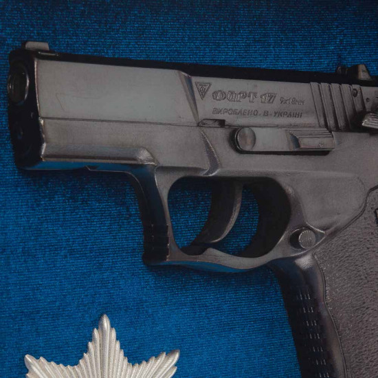Сувенір "Пістолет Форт та знак Національної поліції України"