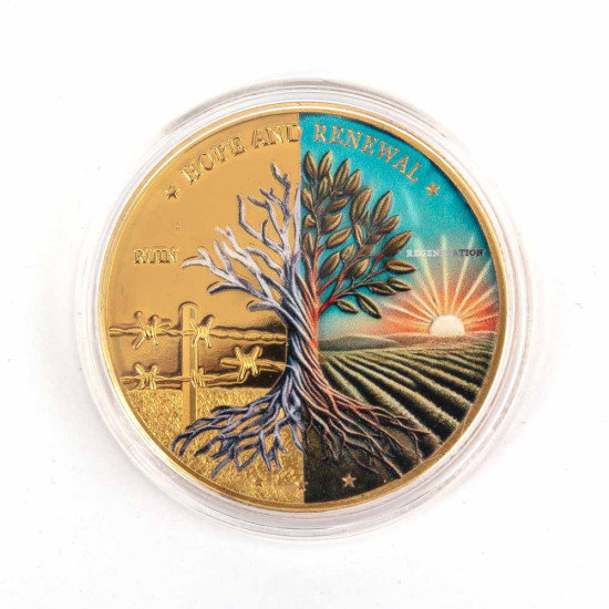 Пам'ятна монета-оберіг "Надія та оновлення" у дерев'яному футлярі з металевою позолоченою накладкою із зображенням Великого Державного Герба