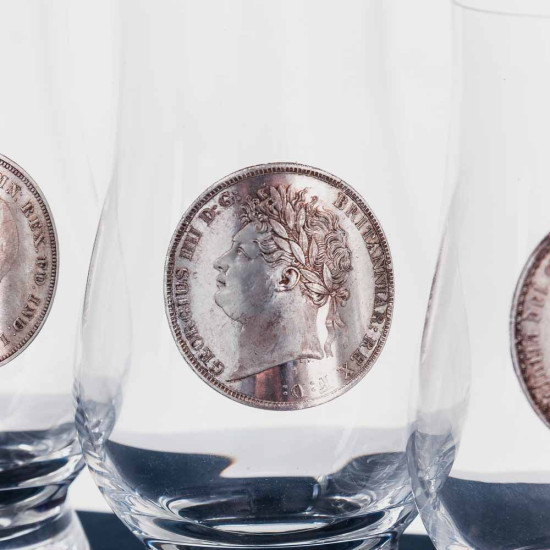 Подарунковий набір з 3-х келихів для віскі "Правителі Великої Британії" з посрібленими металевими репліками монет