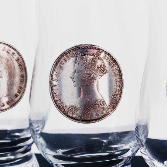 Подарунковий набір з 3-х келихів для віскі "Правителі Великої Британії" з посрібленими металевими репліками монет