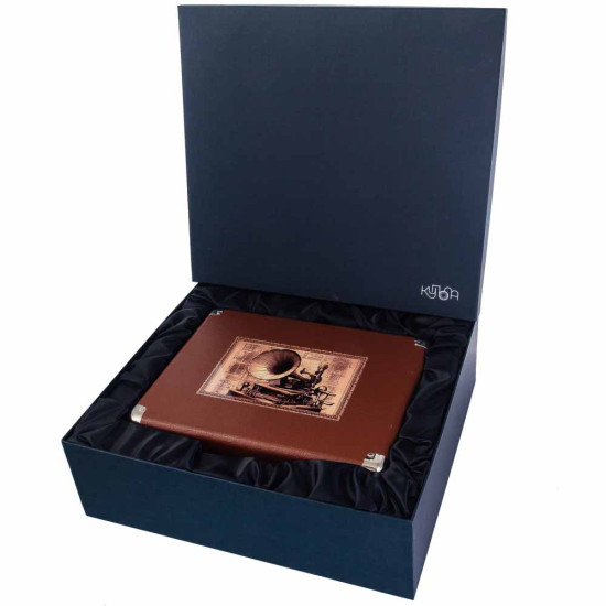 Програвач у стилі ретро-валізи з картиною на металі та декором  позолоченим гербом України