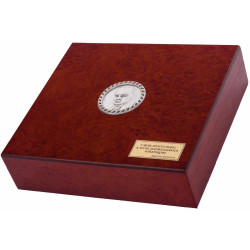 Подарунок "Х'юмідор".  Скринька для сигар з посрібленою медалью з зображенням В. Черчилля