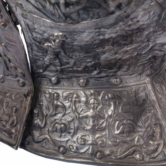 Декоративний металевий посріблений шолом пізнього Середньовіччя та Ренесансу