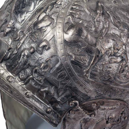 Декоративний металевий посріблений шолом пізнього Середньовіччя та Ренесансу