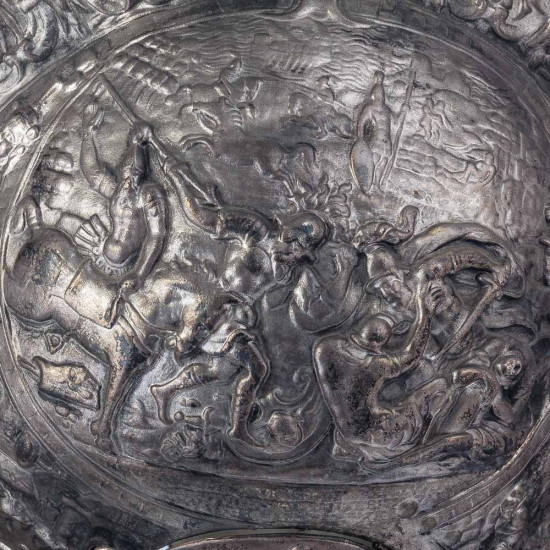 Декоративний металевий посріблений шолом пізнього Середньовіччя та Ренесансу