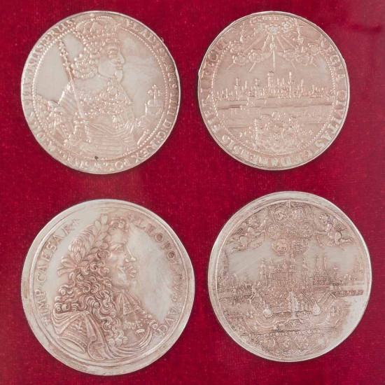 Композиція "Середньовічне портове місто і колекція талерів"