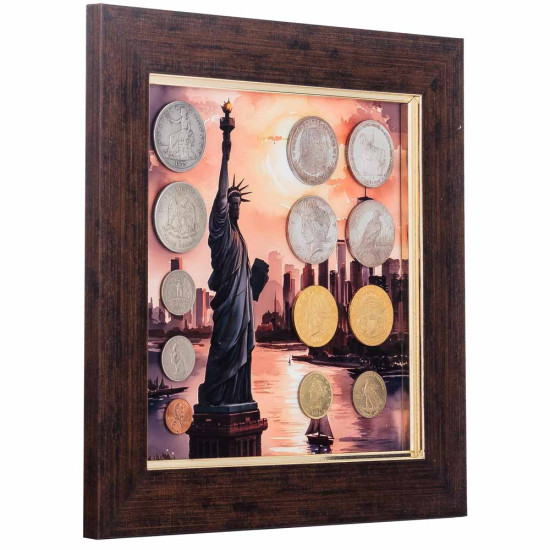 Композиція "Статуя Свободи з американськими монетами"