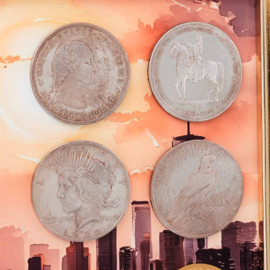 Композиція "Статуя Свободи з американськими монетами"