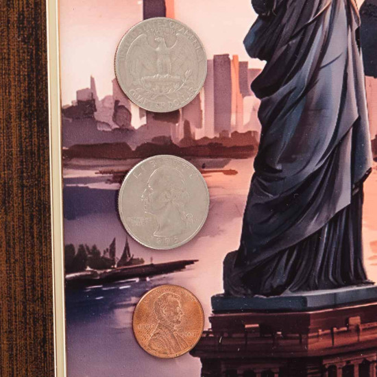 Композиція "Статуя Свободи з американськими монетами"