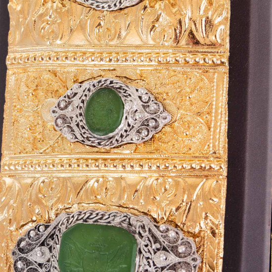 Подарункове видання "Козацька Україна: печатки, герби, знаки та емблеми кінця XV-XVIII століть" у коштовному декорі з позолотою з інкрустацією та емалями