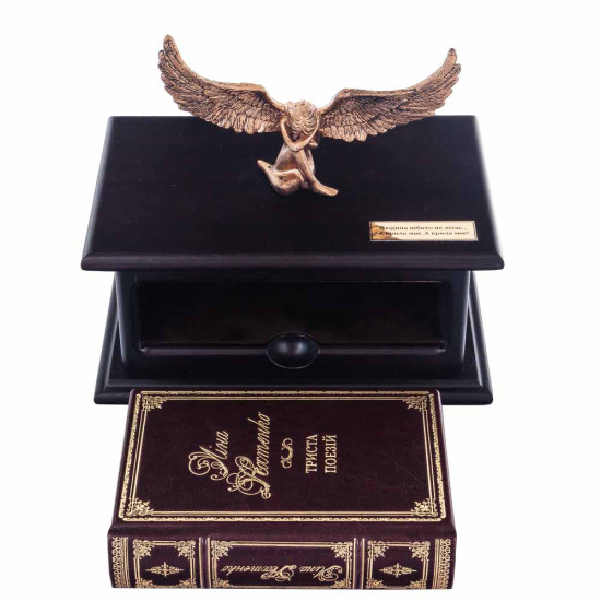 Подарунковий набір "Збірка поезій Ліни Костенко у дерев'яному футлярі з птахом"