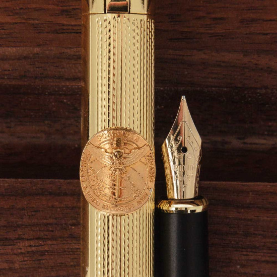 Подарунок "Ручка з мініатюрою емблеми Військової розвідки України" (ручка TENSO з ювелірною мініатюрою у дере'яному футлярі з металевою емблемою)