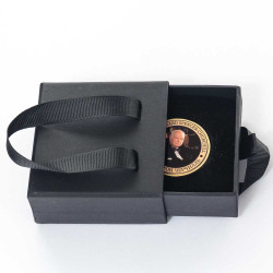Пам'ятний жетон з портретом Вінстона Черчилля у подарунковому футлярі