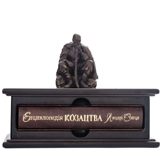 Настільний подарунковий набір "Енциклопедія козацтва. Лицарі Сонця" у дерев’яному кейсі-п'єдисталі із скульптурою