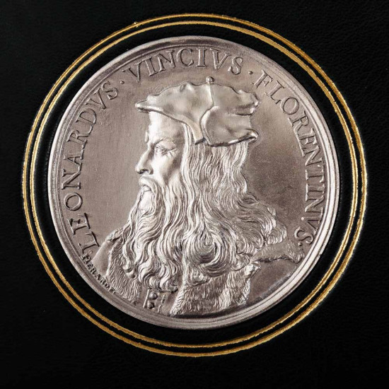 Подарункове видання "Зібрання мудрості всіх народів та часів" з металевою посрібленою реплікою монети з портретом Леонардо да Вінчі