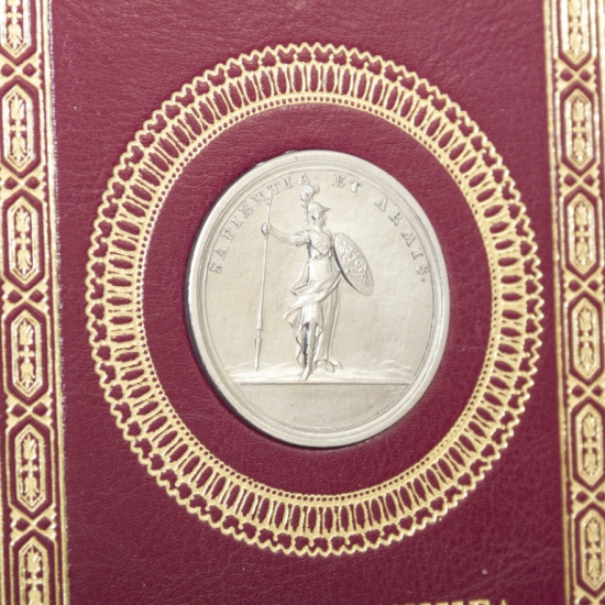 Подарункове видання "Велика книга жіночої мудрості" з декором посрібленою реплікою медалі з зображенням Афіни Паллади