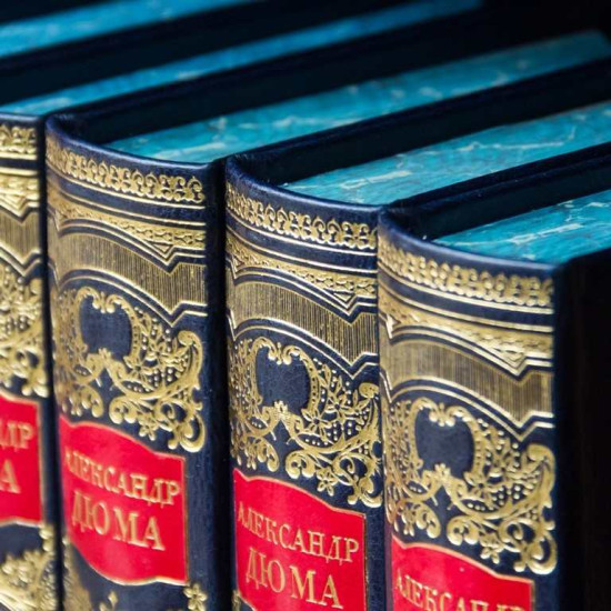 Подарункове видання зібрання творів Олександра Дюма у 15 т. з позолоченими металевими накладками з італійськими емалями