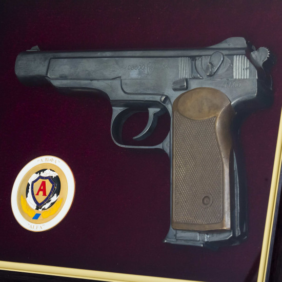 Сувенір "Пістолет ПС та емблема "Альфа"