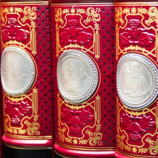 Подарункове видання "Історія української культури" у 5 т., 9-ти книгах з репліками посріблених пам'ятних монет. Фундаментальне ілюстроване видання