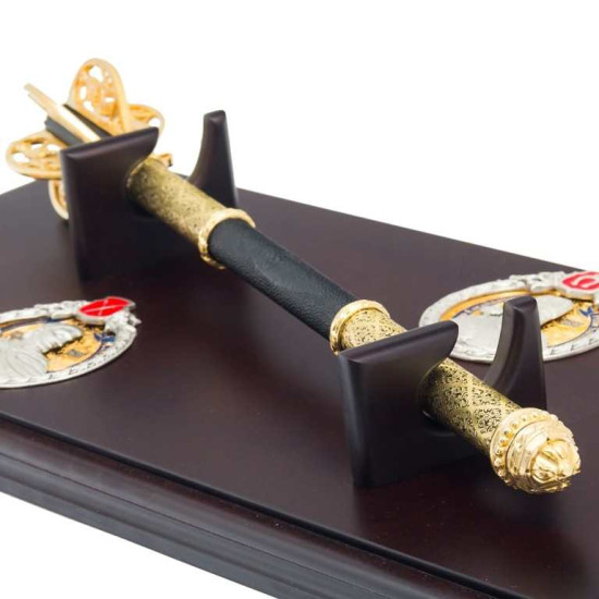 Булава (пернач) у футлярі з гетьманами України