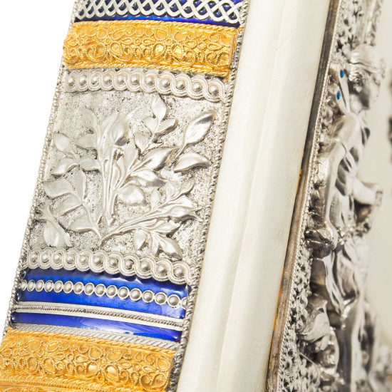 Подарункове видання «Родинна книга» з позолоченим та посрібленим ювелірним декором та інкрустацією.