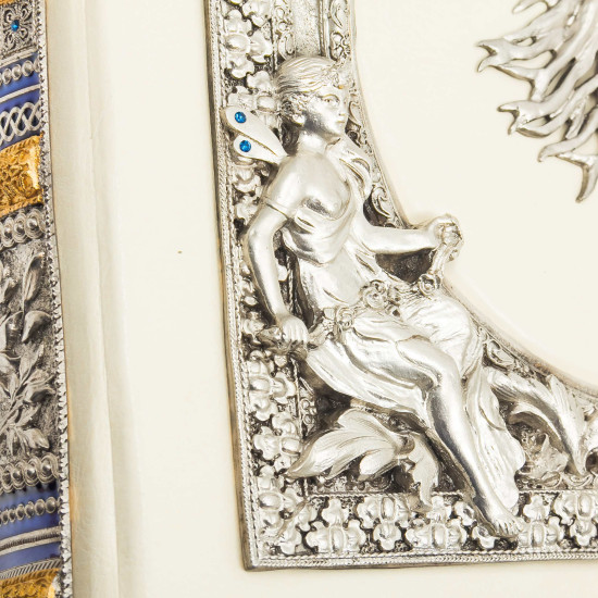 Подарункове видання «Родинна книга» з позолоченим та посрібленим ювелірним декором та інкрустацією.