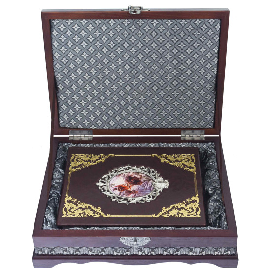 Подарункове видання "Енциклопедія полювання" з металевим посрібленим декором та картиною на металі у дерев'яній скрині-футлярі