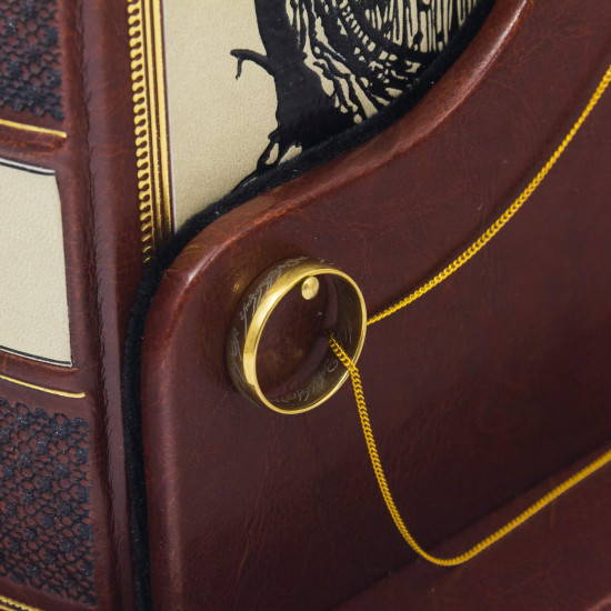 Подарункове видання "Повна исторія Середзем'я" Дж. P. P. Толкіна у футлярі, оздобленому позолоченим перснем на ланцюжку