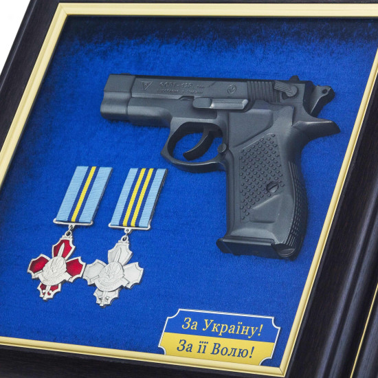 Сувенір "Пістолет Форт з нагородами"