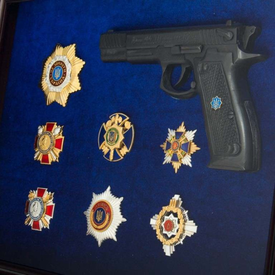 Сувенір "Пістолет Форт з ювелірними репліками нагород" (мідь, позолота, сріблення, емалі)