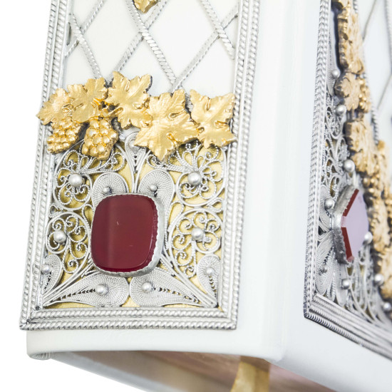 Біблія з ювелірним декором у подарунковому футлярі