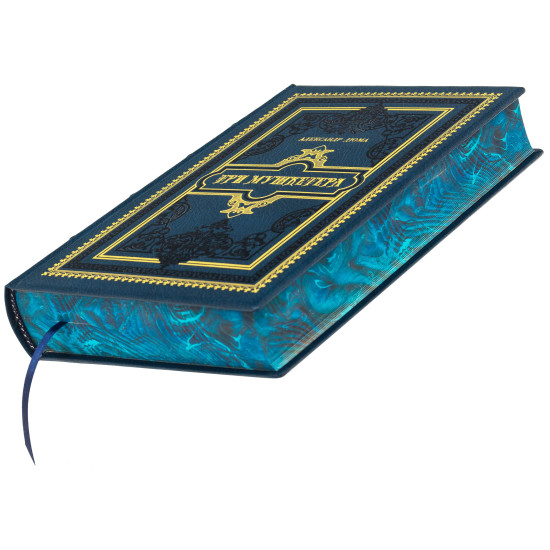 Подарункове видання «Три мушкетери» О. Дюма з декором посрібленими металевими репліками монет з портретами мушкетерів з емалями