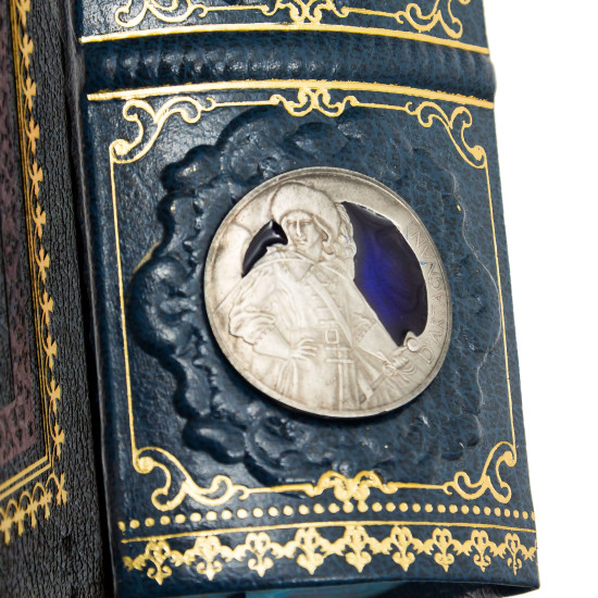 Подарункове видання «Три мушкетери» О. Дюма з декором посрібленими металевими репліками монет з портретами мушкетерів з емалями