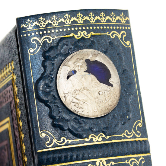 Подарункове видання «Три мушкетери» О. Дюма з декором посрібленими металевими репліками монет з портретами мушкетерів з емалями