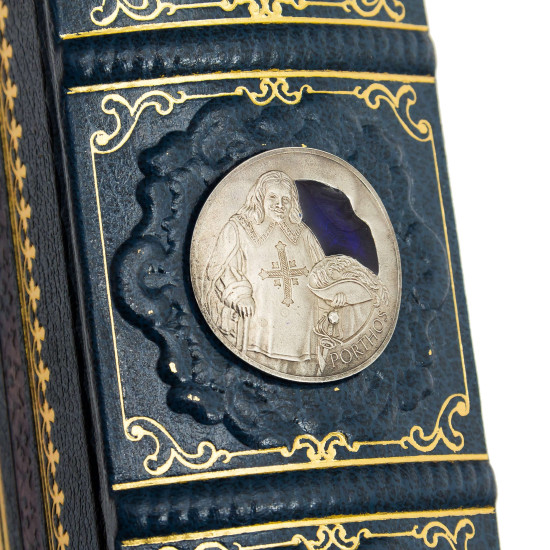 Подарункове видання «Три мушкетери» О. Дюма з декором посрібленими металевими репліками монет з портретами мушкетерів з емалями