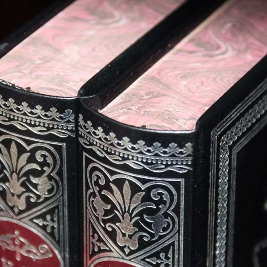   Вибрані твори М. В. Гоголя у 2 томах у подарунковому оформленні з копією медалі на 175-річчя класика