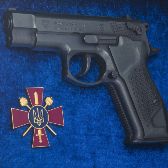 Сувенір "Пістолет Форт з емблемою "Міністерство оборони України"