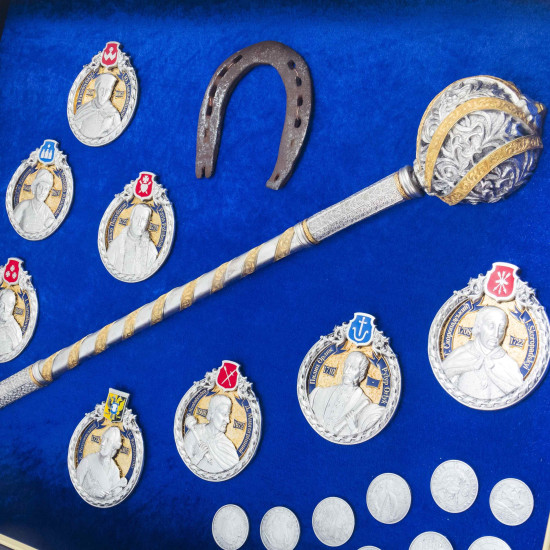 Подарунок "Гетьманська Україна" з історичною реконструкцією булави та металевими медалями з портретами гетьманів (сріблення, позолота, емалі)