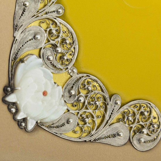 "Сімейна книга" з ювелірним срібним декором з інкрустацією сапфірами, смарагдами, гранатами, сердоликами та камеєю з океанічної мушлі