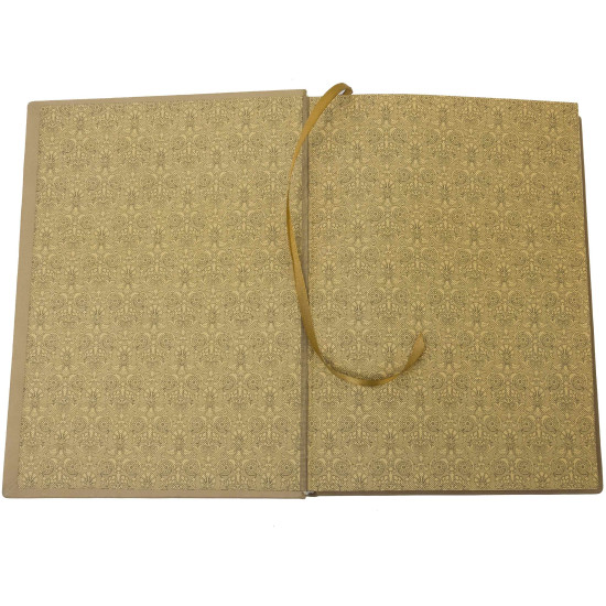 "Сімейна книга" з ювелірним срібним декором з інкрустацією сапфірами, смарагдами, гранатами, сердоликами та камеєю з океанічної мушлі