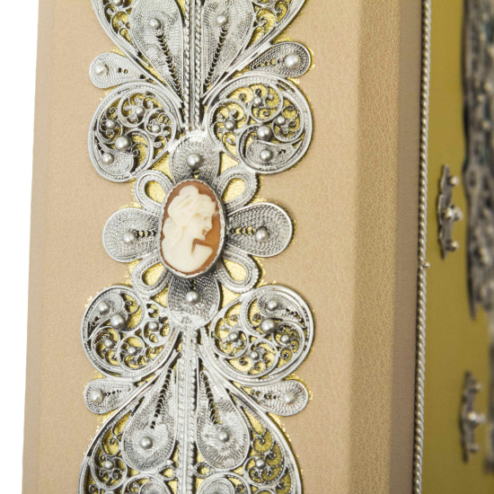"Сімейна книга" з ювелірним срібним декором з інкрустацією сапфірами, смарагдами, гранатами, сердоликами та камеєю з океанічної мушлі