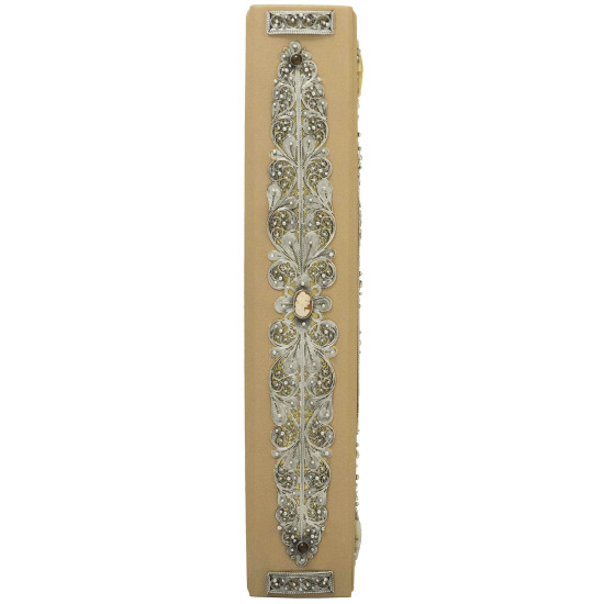 "Сімейна книга" з ювелірним срібним декором з інкрустацією сапфірами, смарагдами, гранатами, сердоликами та камеєю з океанічної мушлі