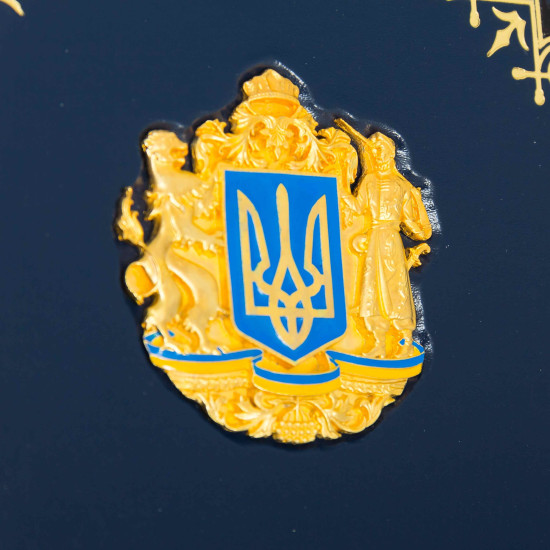Подарункове видання "Ukraine" (українською та англійською), прикрашене позолоченою та розписаною емалями металевою накладкою із зображенням Великого Державного герба України
