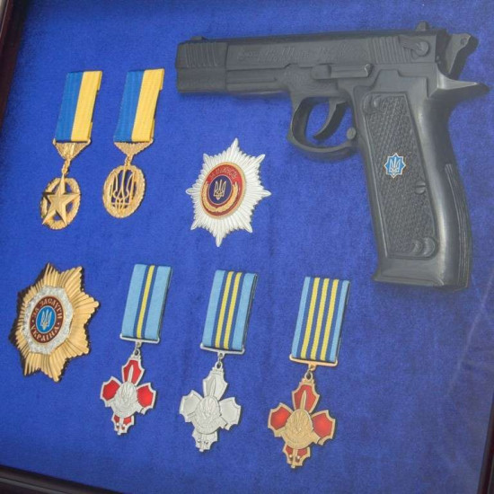 Сувенір "Пістолет Форт з нагородами"